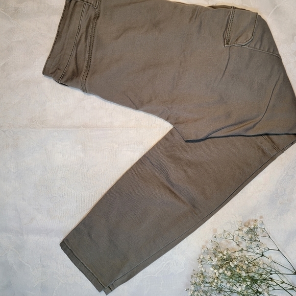 Green cargo style Ashley Mason pants. Size 7. - Picture 3 of 11